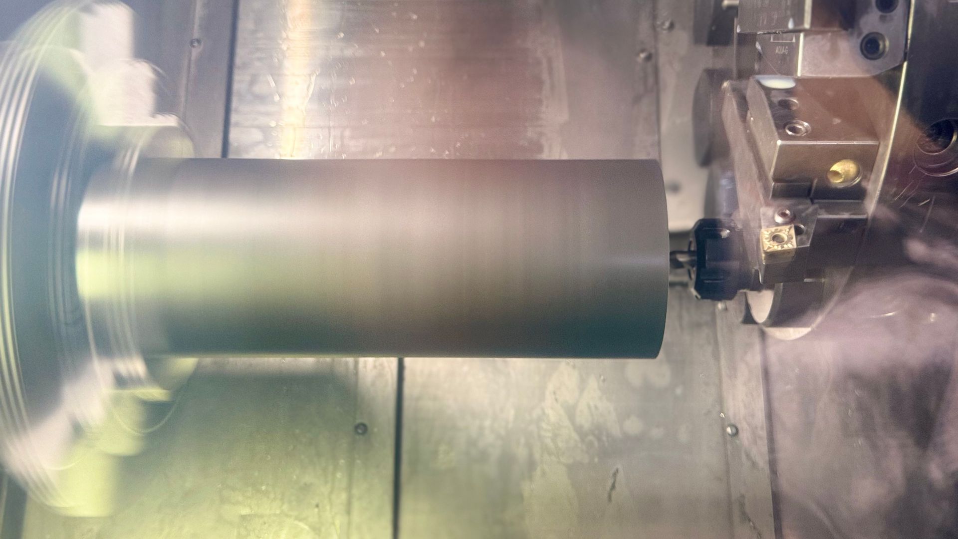 Welle auf Drehmaschine in Rotation