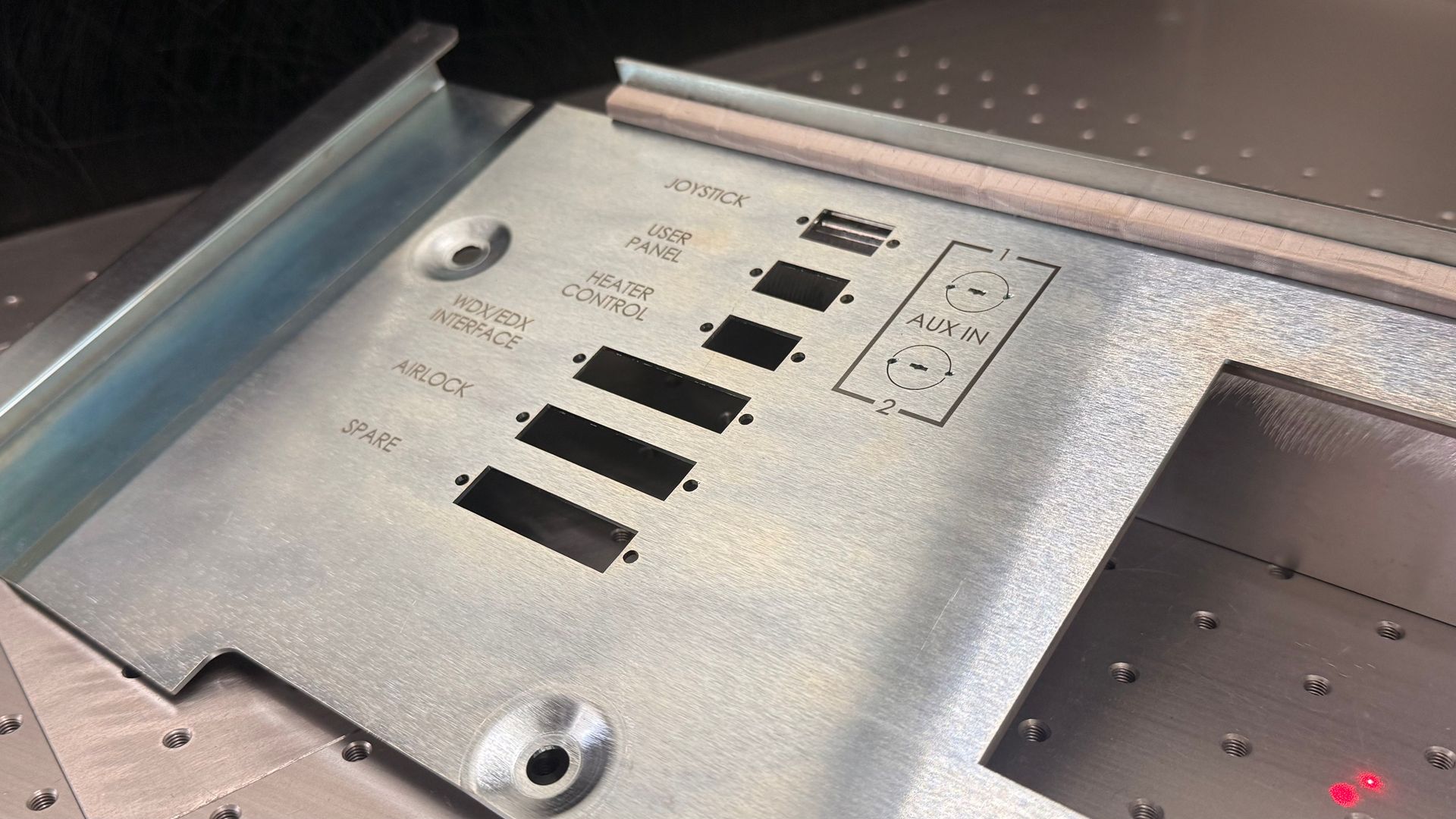Blechbauteil mit Laserbeschriftung links