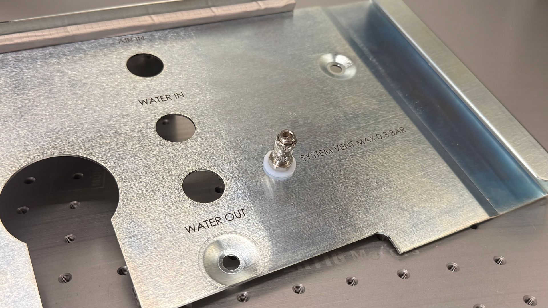 Blechbauteil mit Laserbeschriftung rechts