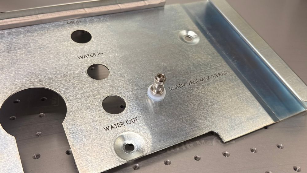 Blechbauteil mit Laserbeschriftung rechts