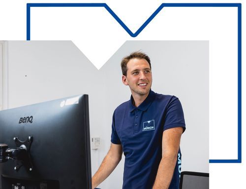 Mitarbeiter stehend mit Logo im Hintergrund