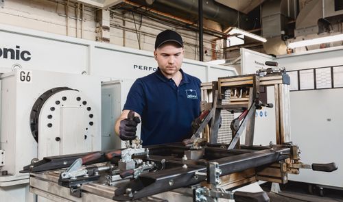 Mitarbeiter Schweißroboter mit Vorrichtung