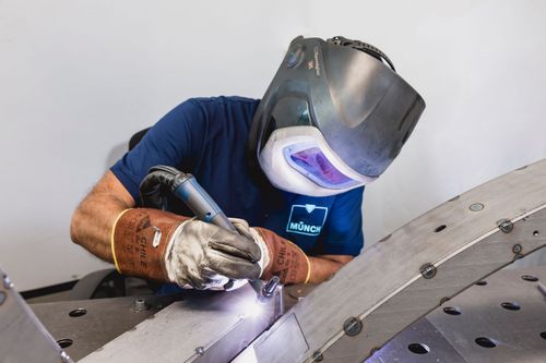 Schweißer mit Helm beim MAG-Schweißen