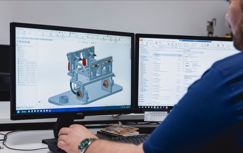 Konstrukteur am Bildschirm mit 3D-Modell